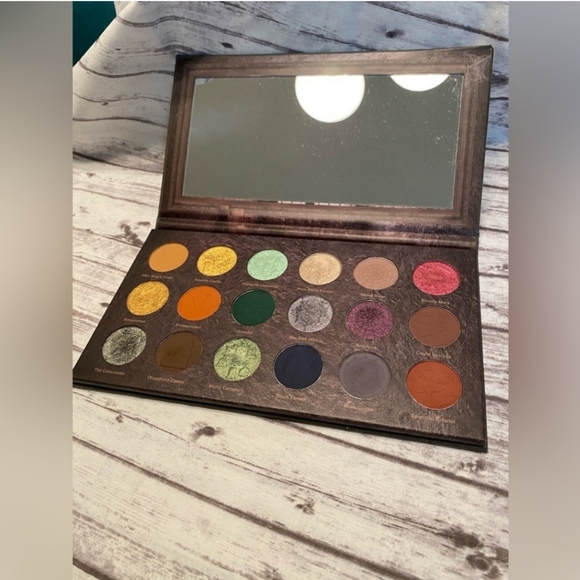 Nomad Cosmetics Haunted Europe - Picture 4 of 5